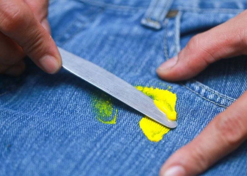 Как вывести с одежды краску акриловую: как вывести свежее и засохшее пятно, 7 рабочих способов, советы профессионалов