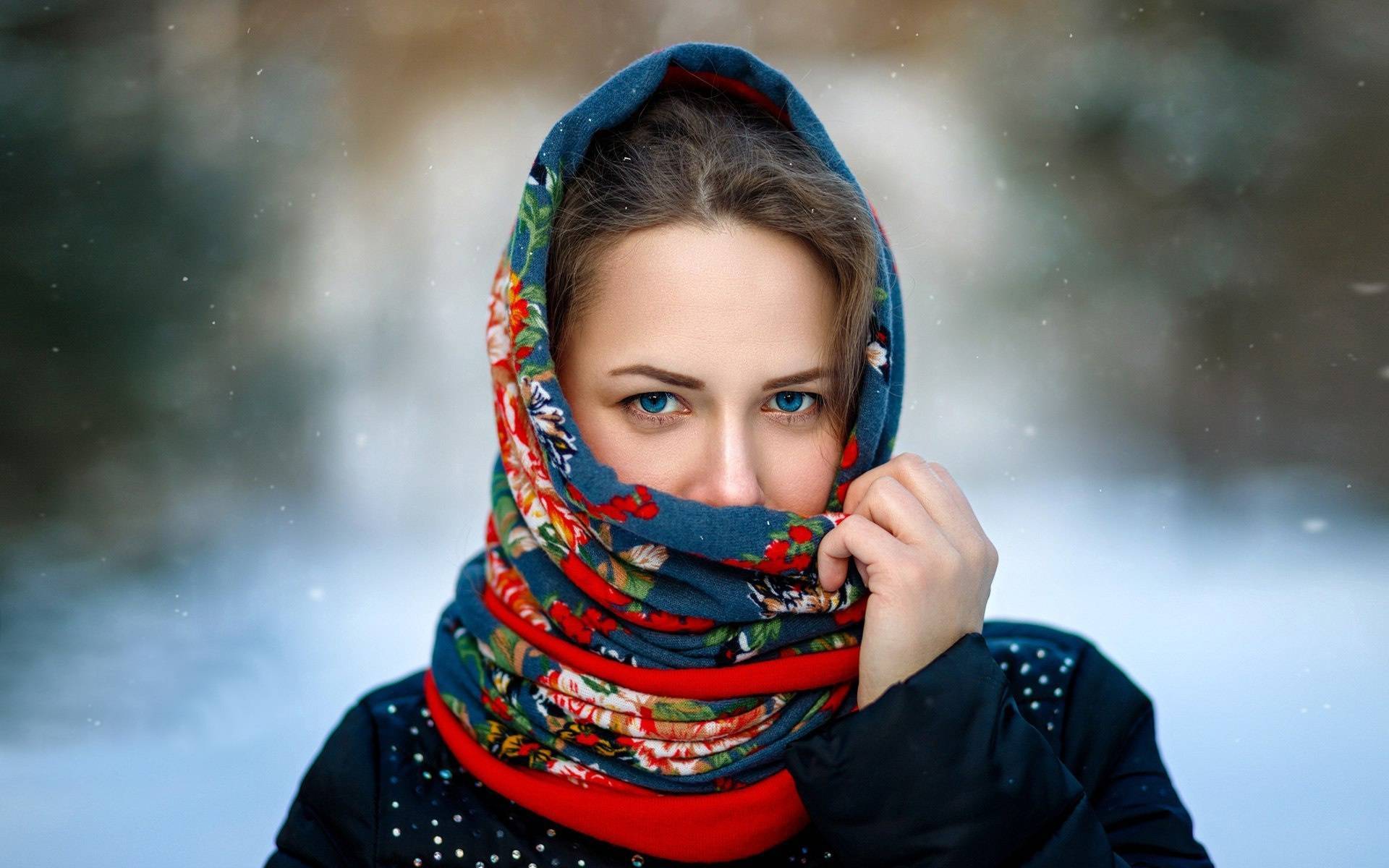 Русская классика: как носить народный платок зимой
