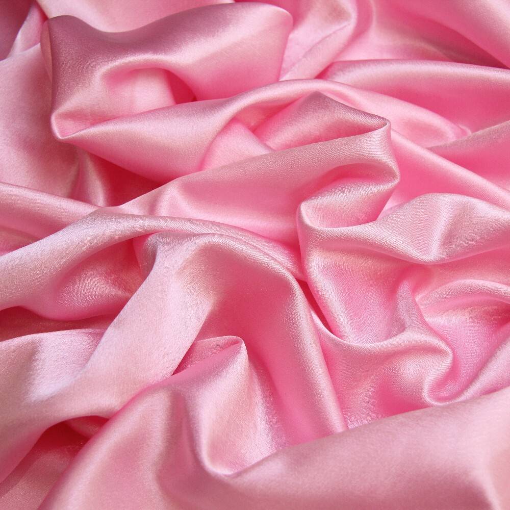 Креп-сатин — популярная материя для пошива нарядных платьев, легких блузок и других предметов одежды и аксессуаров