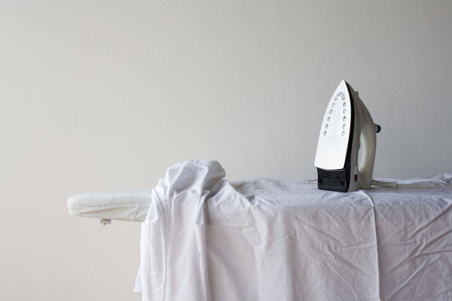 Зачем нужно гладить постельное белье после стирки, как сделать это быстро и правильно