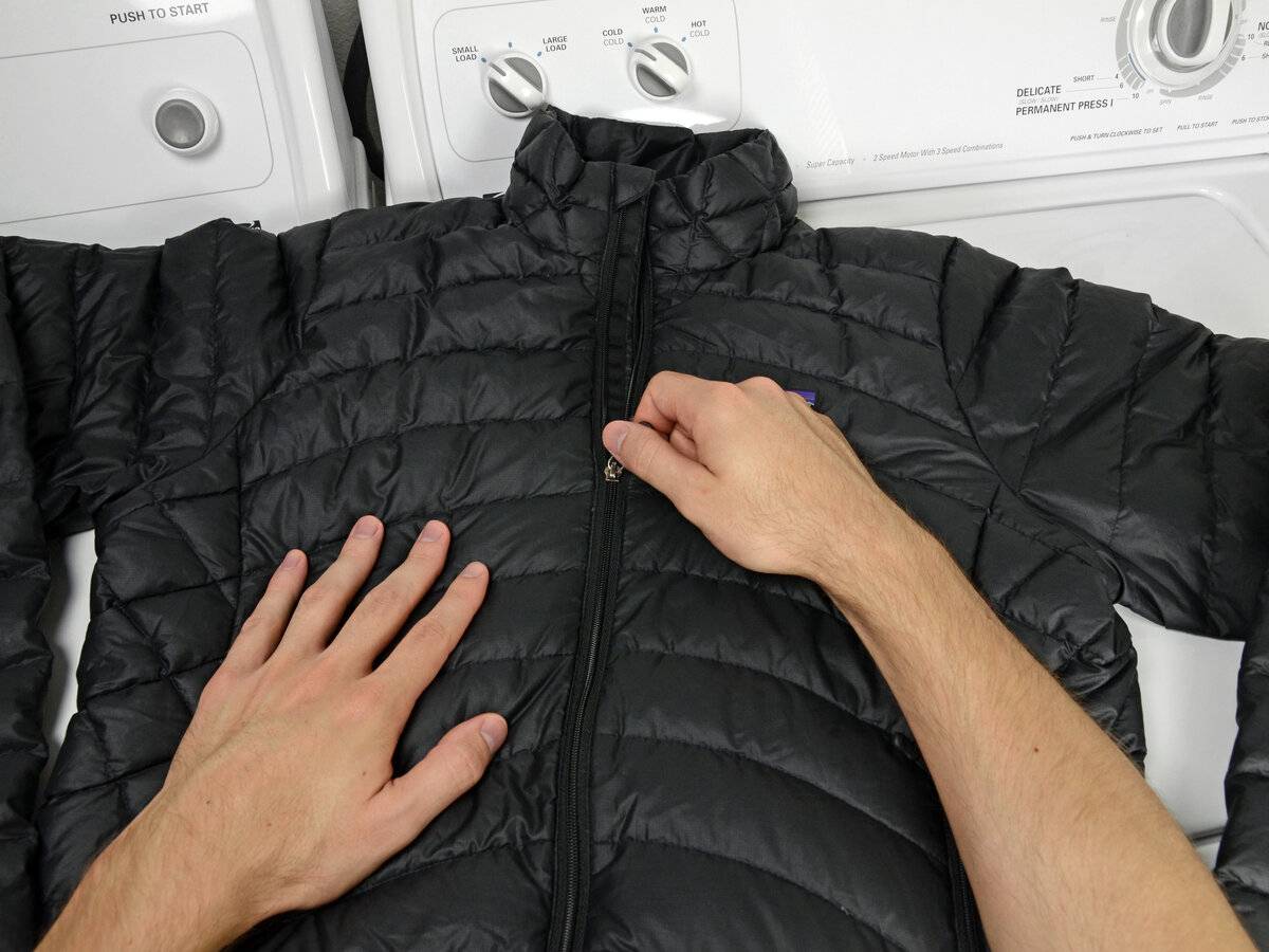 Как постирать куртку на синтепоне в стиральной машине-автомат и вручную правильно: на каком режиме, при какой температуре, чтобы не сбился наполнитель?