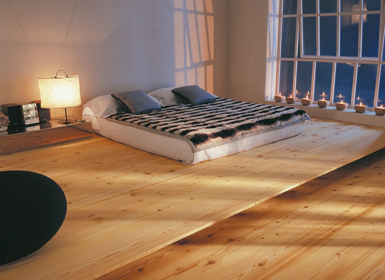 Кровать на полу в азиатском стиле