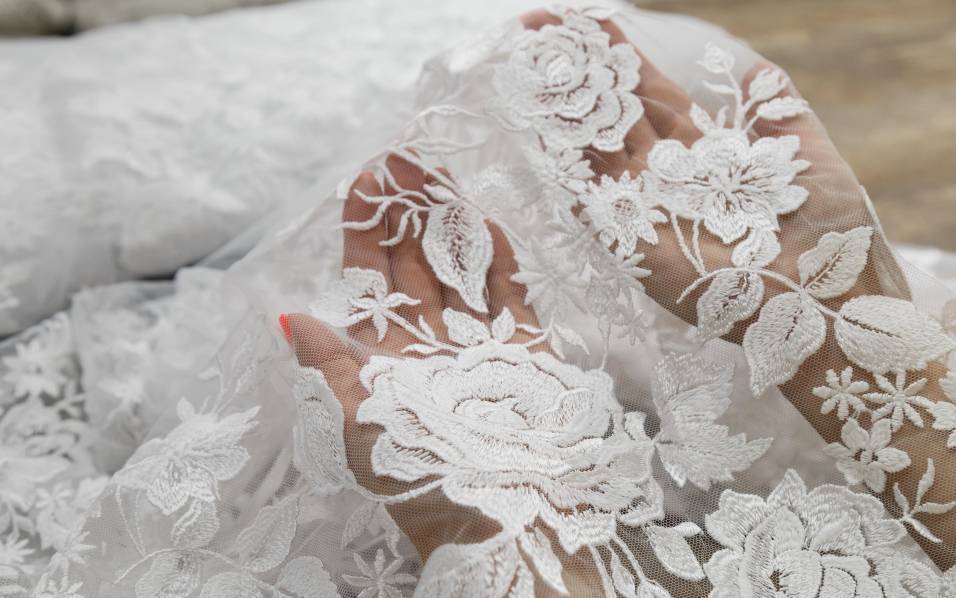 Ткани для свадебных платьев: обзор плотных и тонких материалов