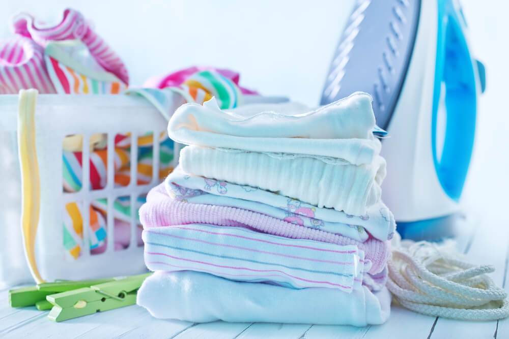 Нужно ли гладить детские вещи для новорожденных: зачем, как правильно и до какого возраста
