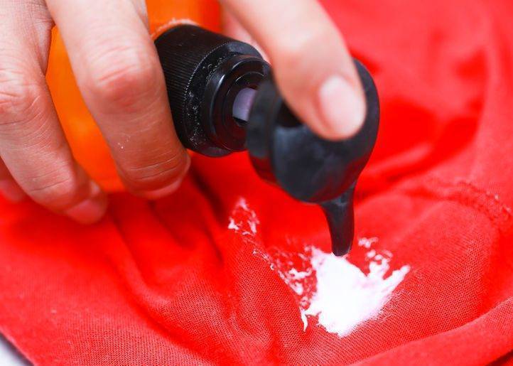 Как отстирать краску с одежды в домашних условиях: с белых вещей, акриловую, масляную, гуашь, витражную, засохшую