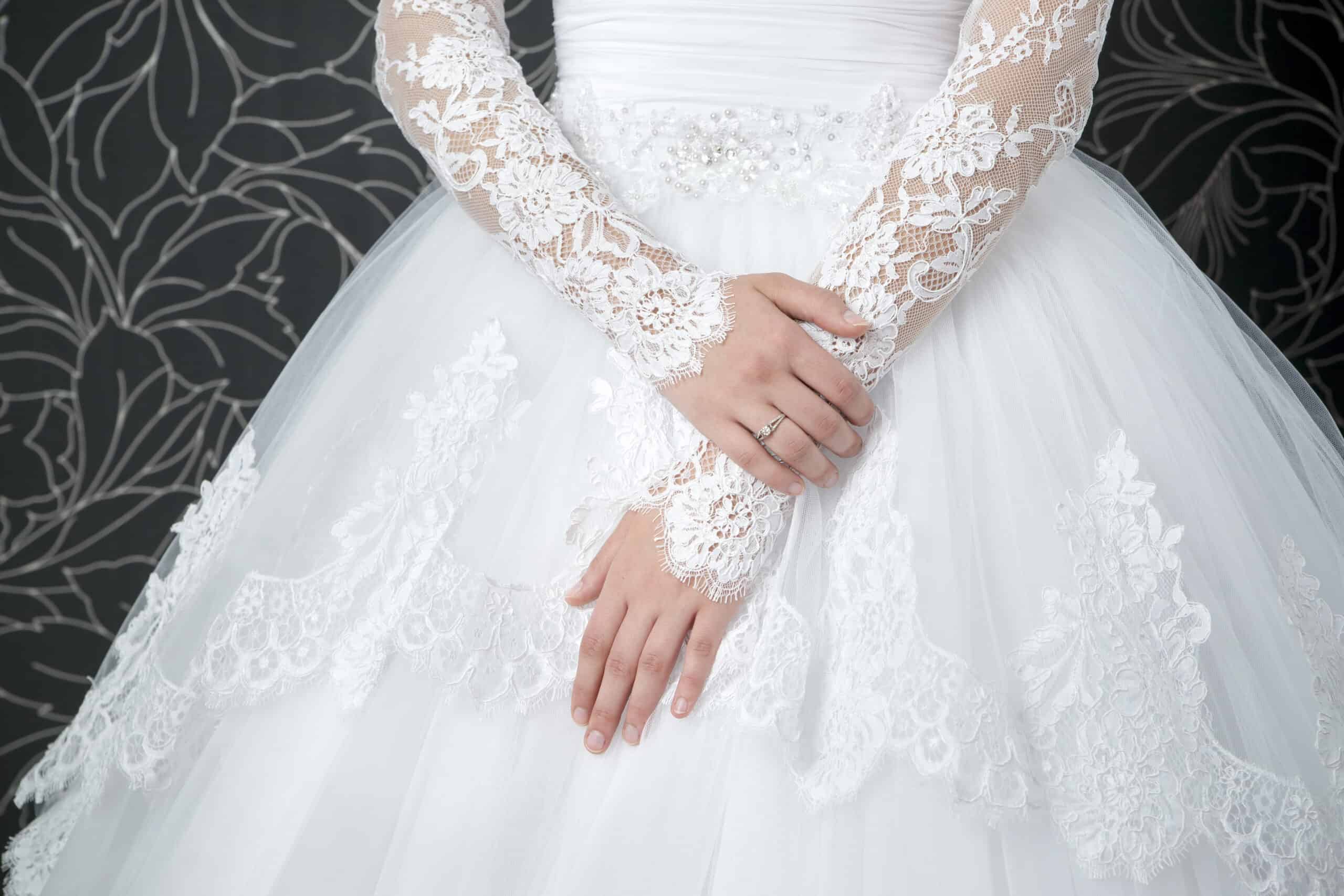 Кружевное свадебное платье со шлейфом и длинными рукавами