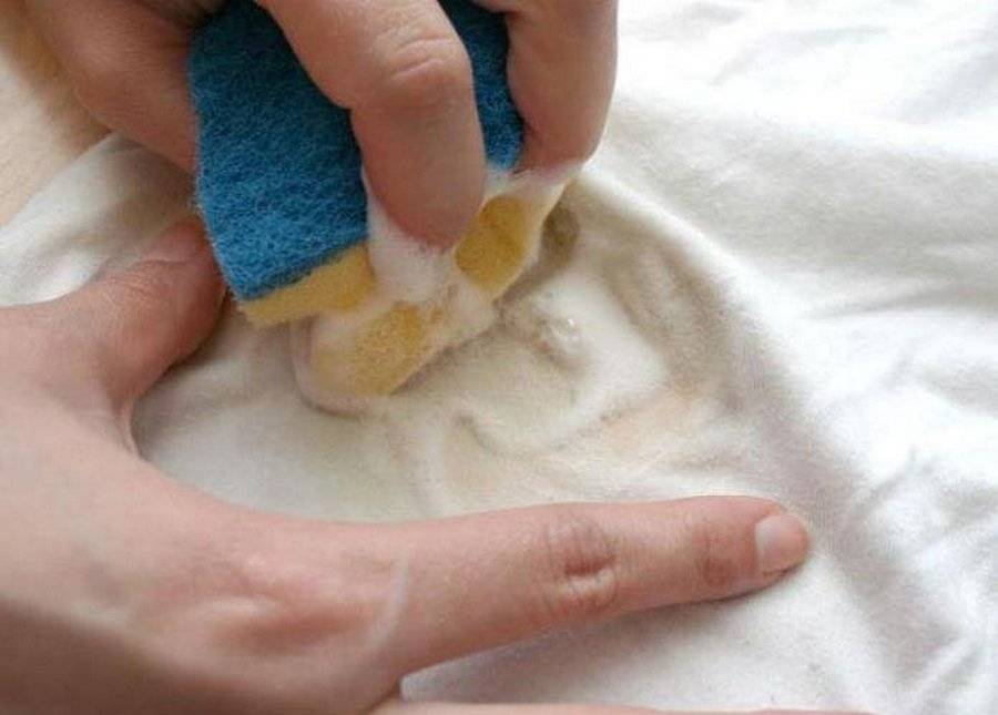 Советы домохозяек, как убрать восковое пятно (жирное и от свечи) с одежды разных типов ткани