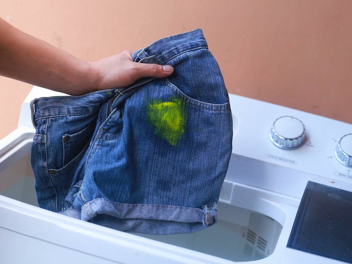 Как вывести краску с одежды — чем убрать пятна засохшей краски с ткани в домашних условиях?