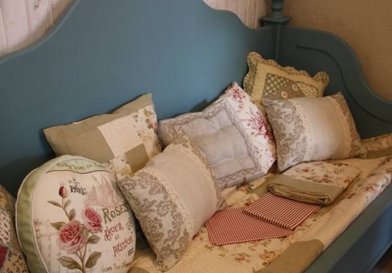 Декоративные подушки в стиле прованс: уют и гостеприимство