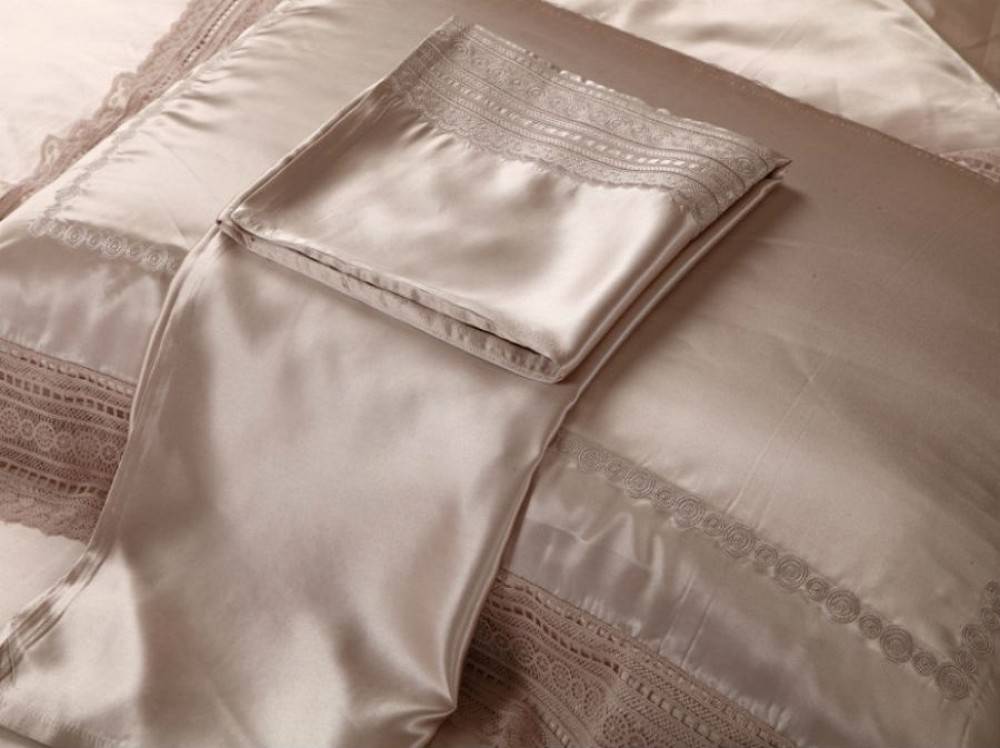 Шелковое постельное белье — от белого до черного блеска