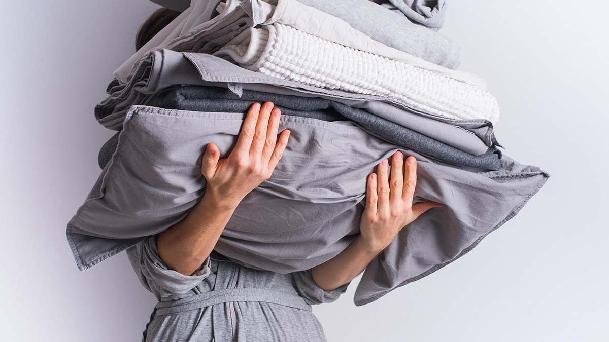 Как быстро прогладить гору постельного белья: надо ли это делать и как ускорить процесс