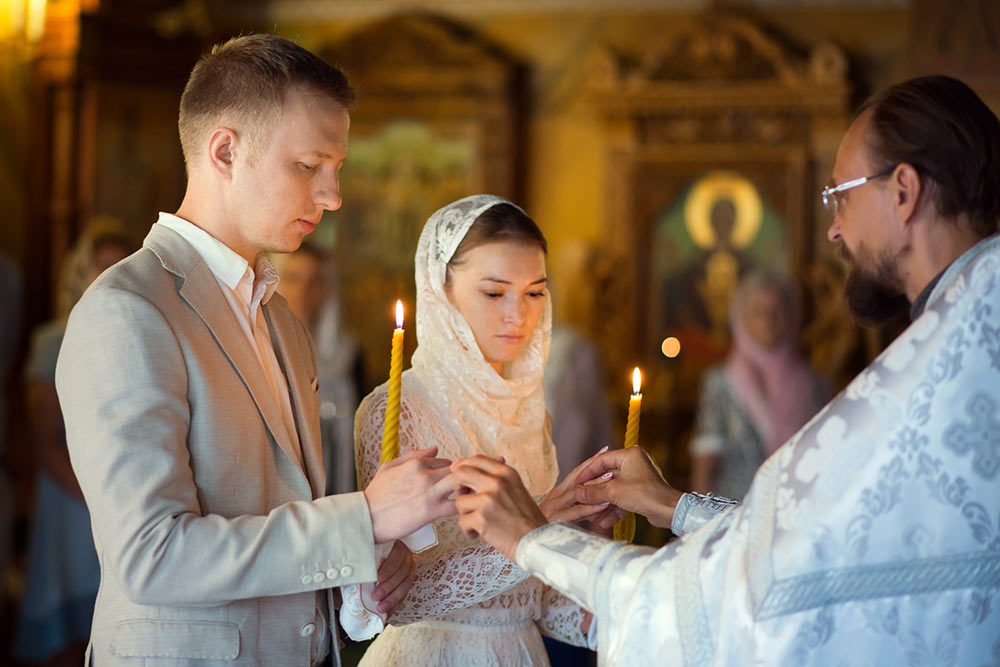 Венчание в церкви время. Венчание в церкви. Платье для венчания в церкви. Таинство венчания в православной церкви.