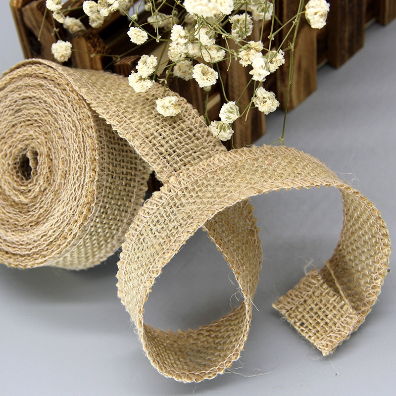 Мешковина — грубая прочная ткань, вырабатываемая из толстой пряжи полотняным переплетением нитей