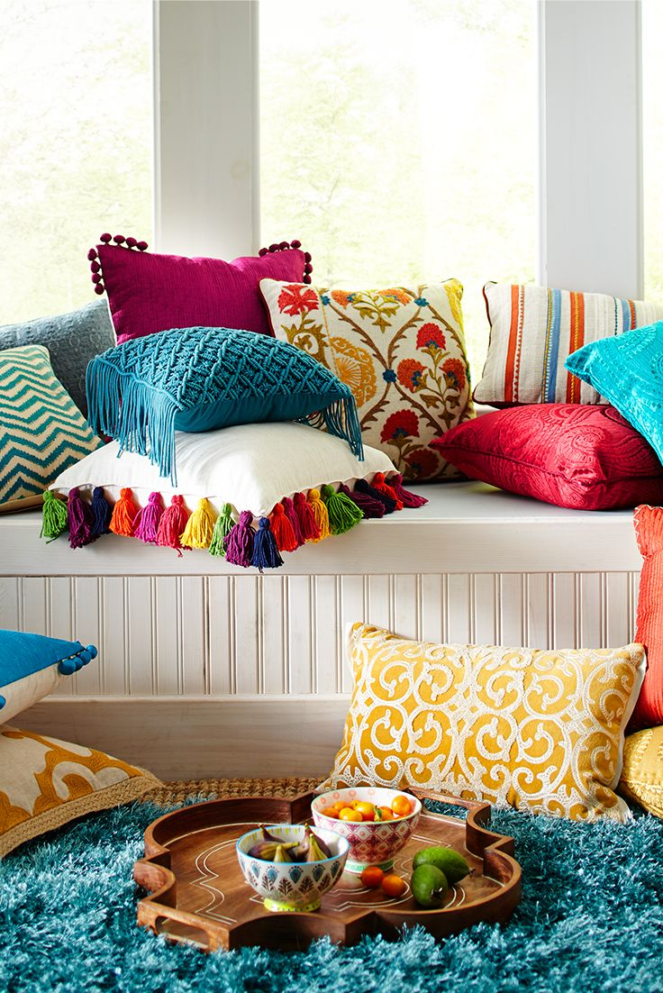 Декоративные подушки в интерьере: фотоподборка примеров для каждой комнаты
