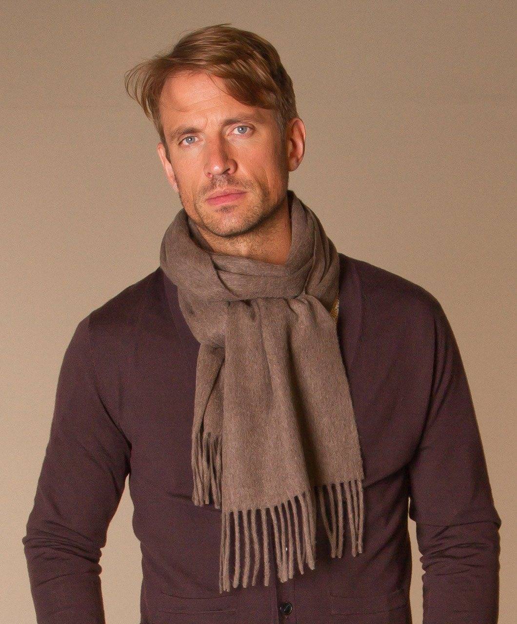 Нужно ли носить мужской шарф: плюсы и минусы