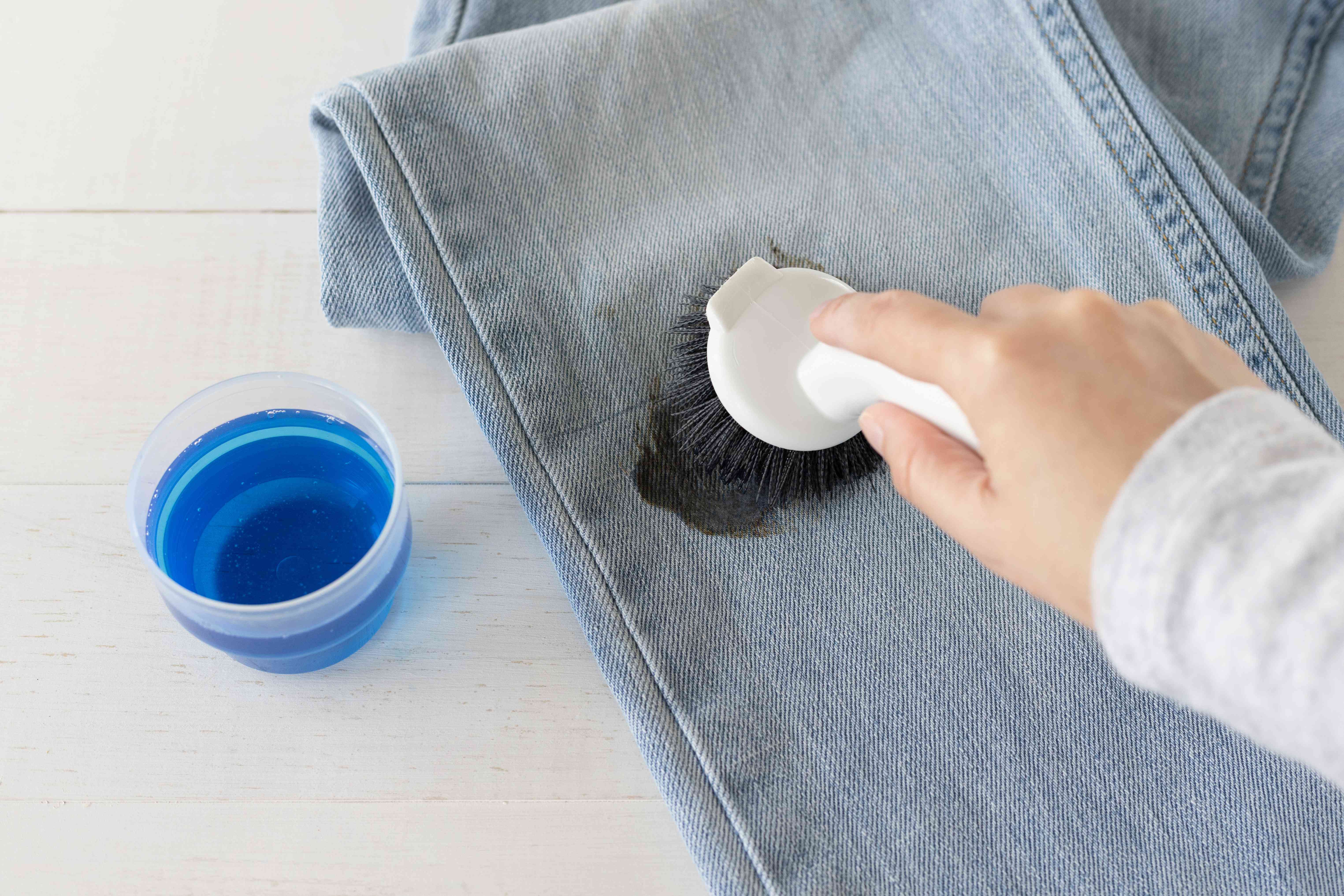 Как избавиться от запаха солярки на одежде и постирать
