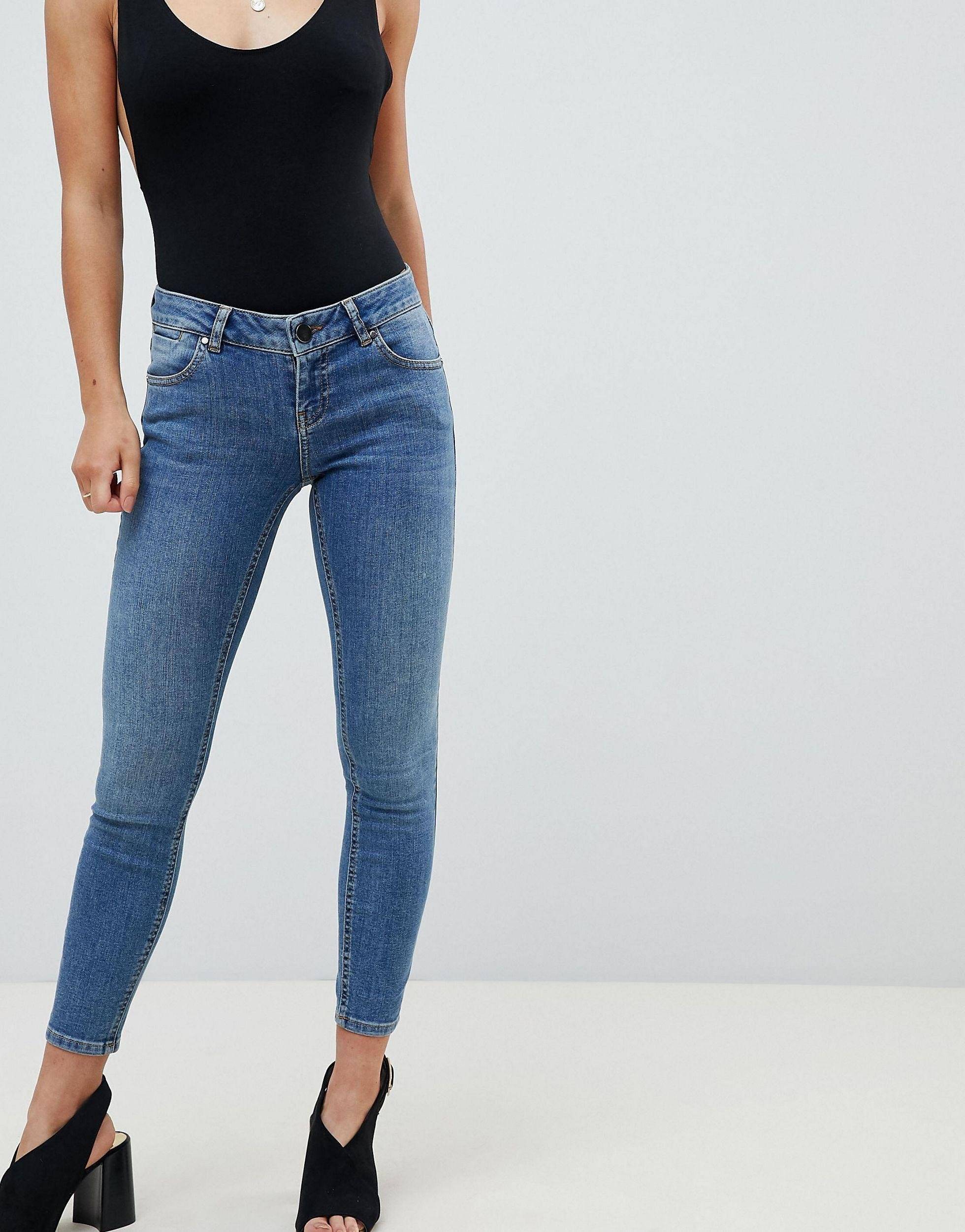 10 грубых ошибок с джинсами-скинни, которые звезды в 40+ никогда не допускают