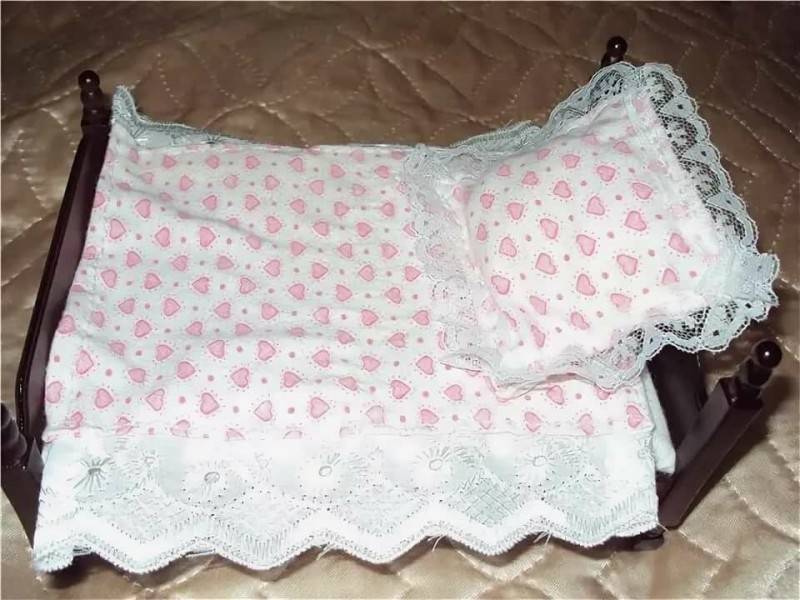 Постельное белье для кукол своими руками. постельное белье для кукольной кроватки: набор для развития ребенка