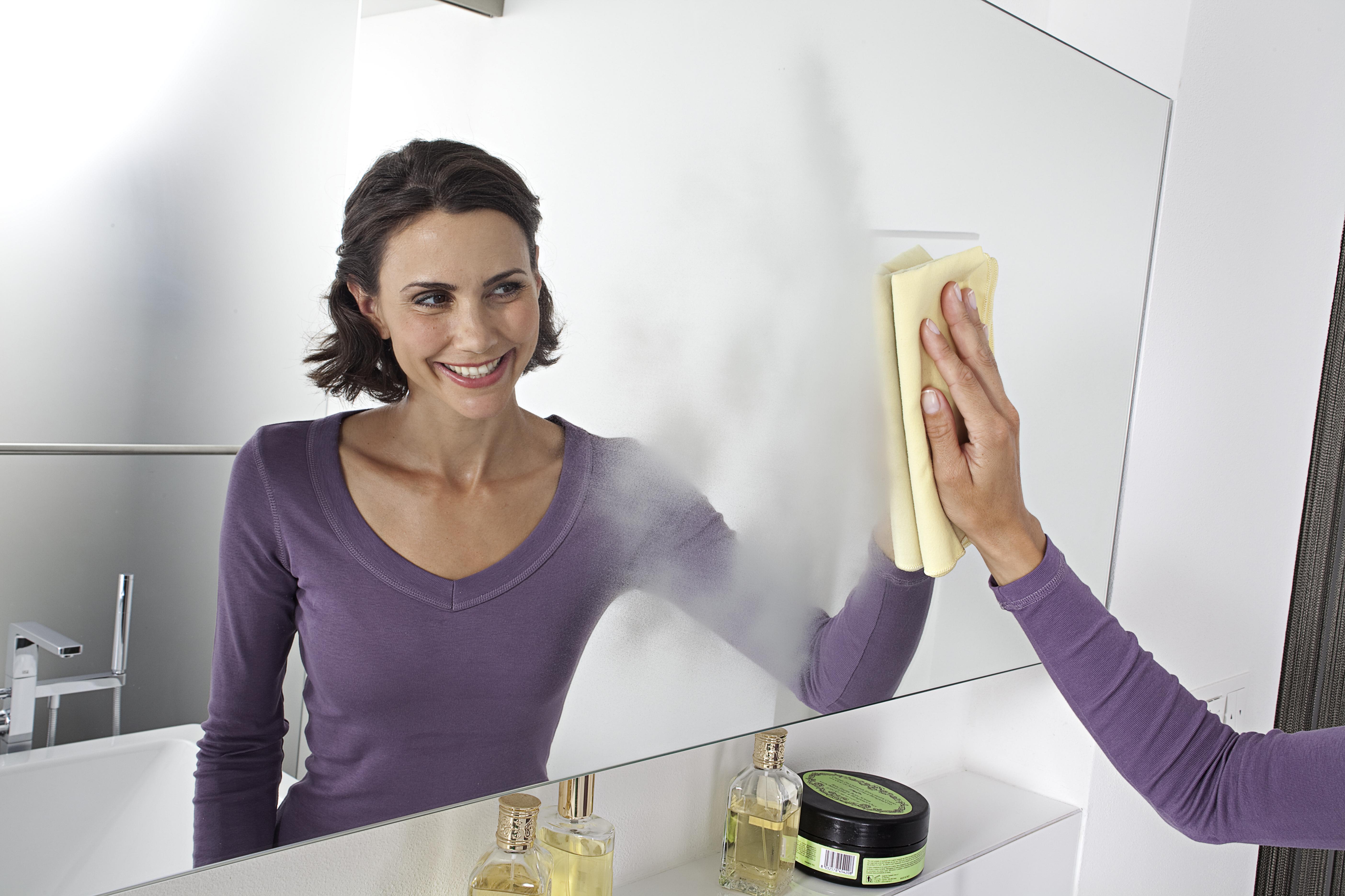 Как почистить зеркало без разводов шкаф купе средством для чистки