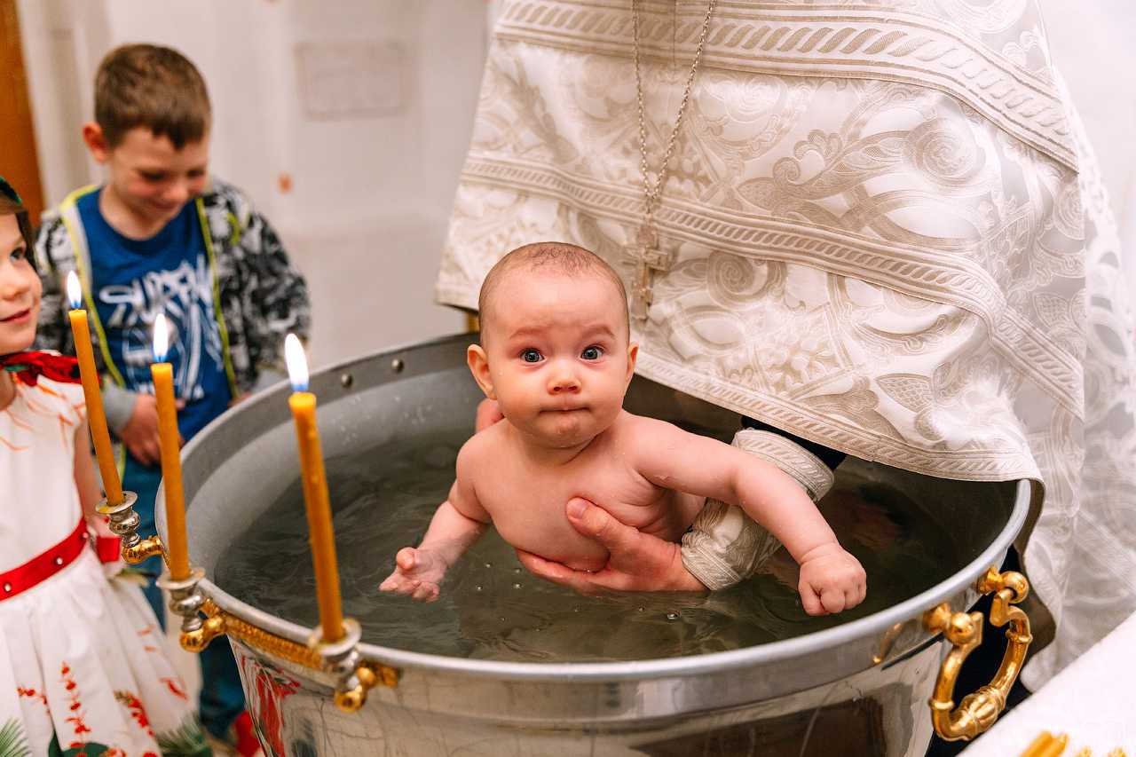 Можно ли стирать одежду для крещения: тонкости религиозного обряда