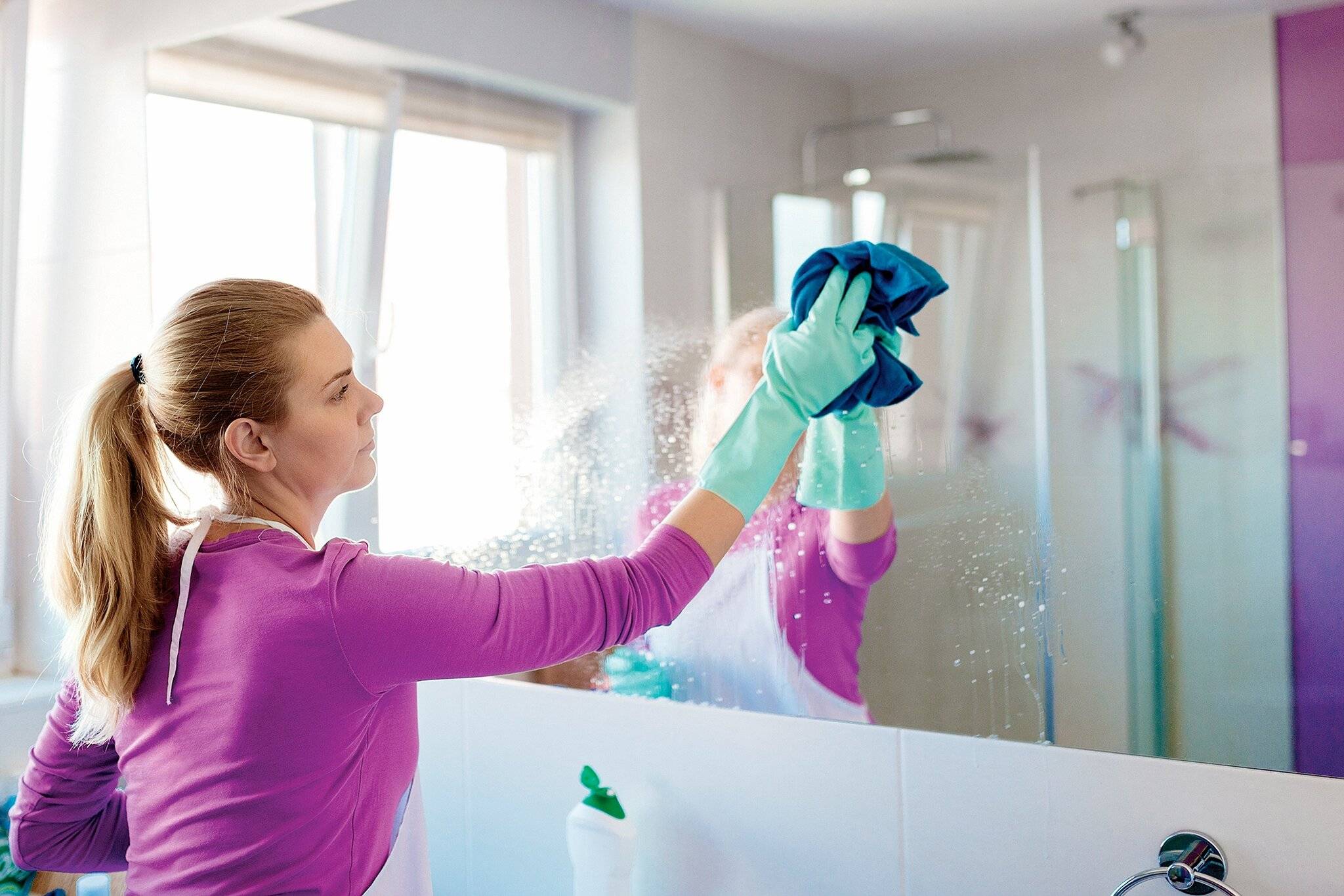 Как помыть зеркало без разводов до идеального блеска: чем лучше чистить?