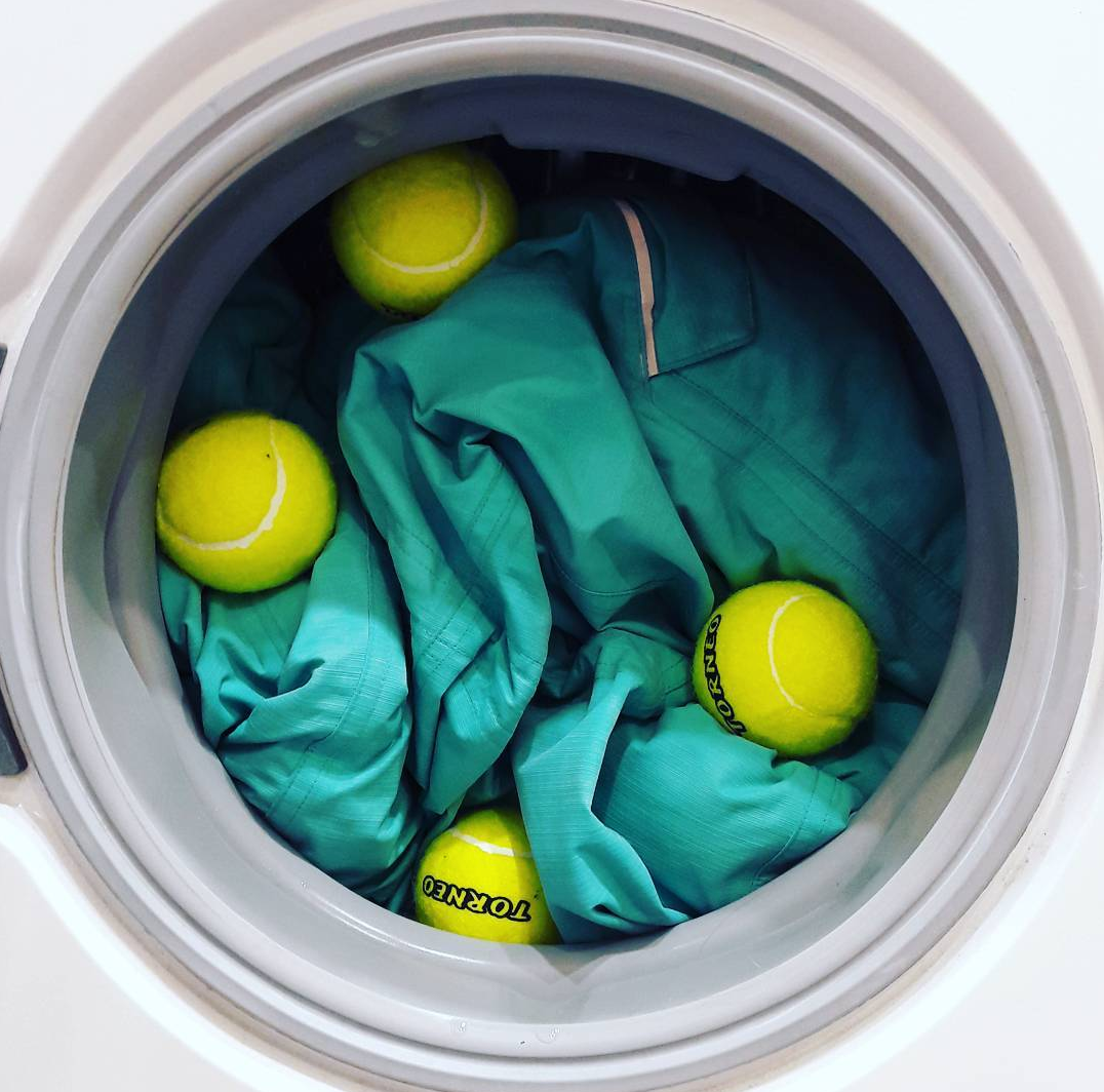 Как стирать куртку из холлофайбера в машине автомат и вручную, какие моющие выбирать, как расправить наполнитель в пуховике после сушки?