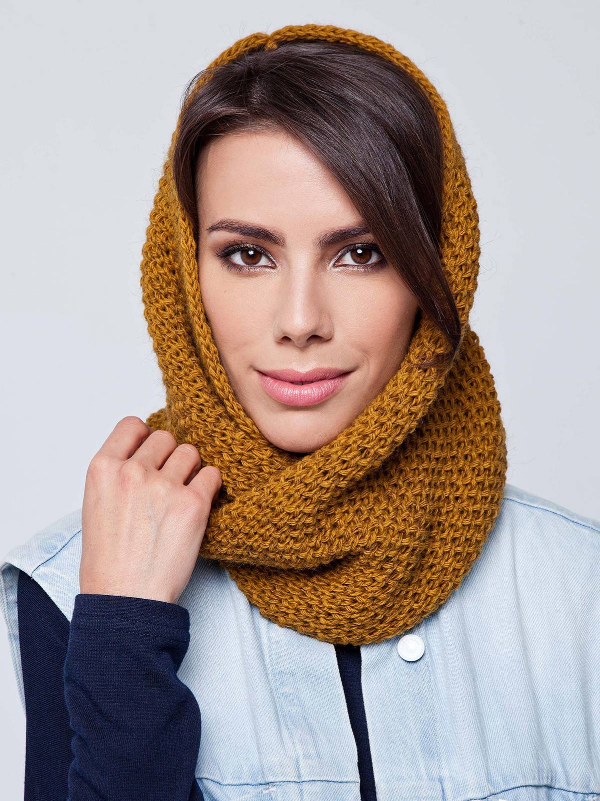 Учимся носить шарф-хомут с пальто: 5 модных правил и 8 основных способов