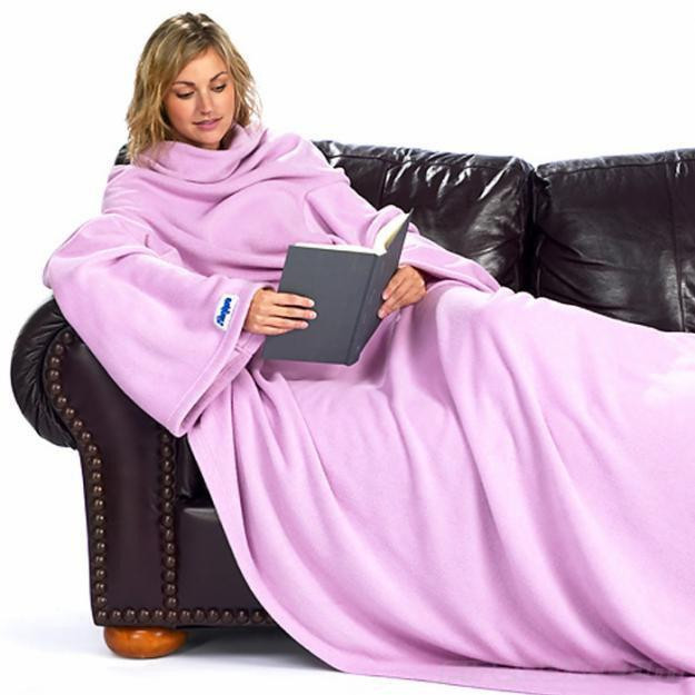 Мягкое тепло в любую погоду – плед с рукавами: новинка для тех, кто любит нежиться под одеялом