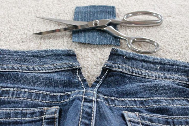 Как растянуть джинсы в домашних условиях: в поясе, в ширину, в длину, в ляшках, по бокам (фото)