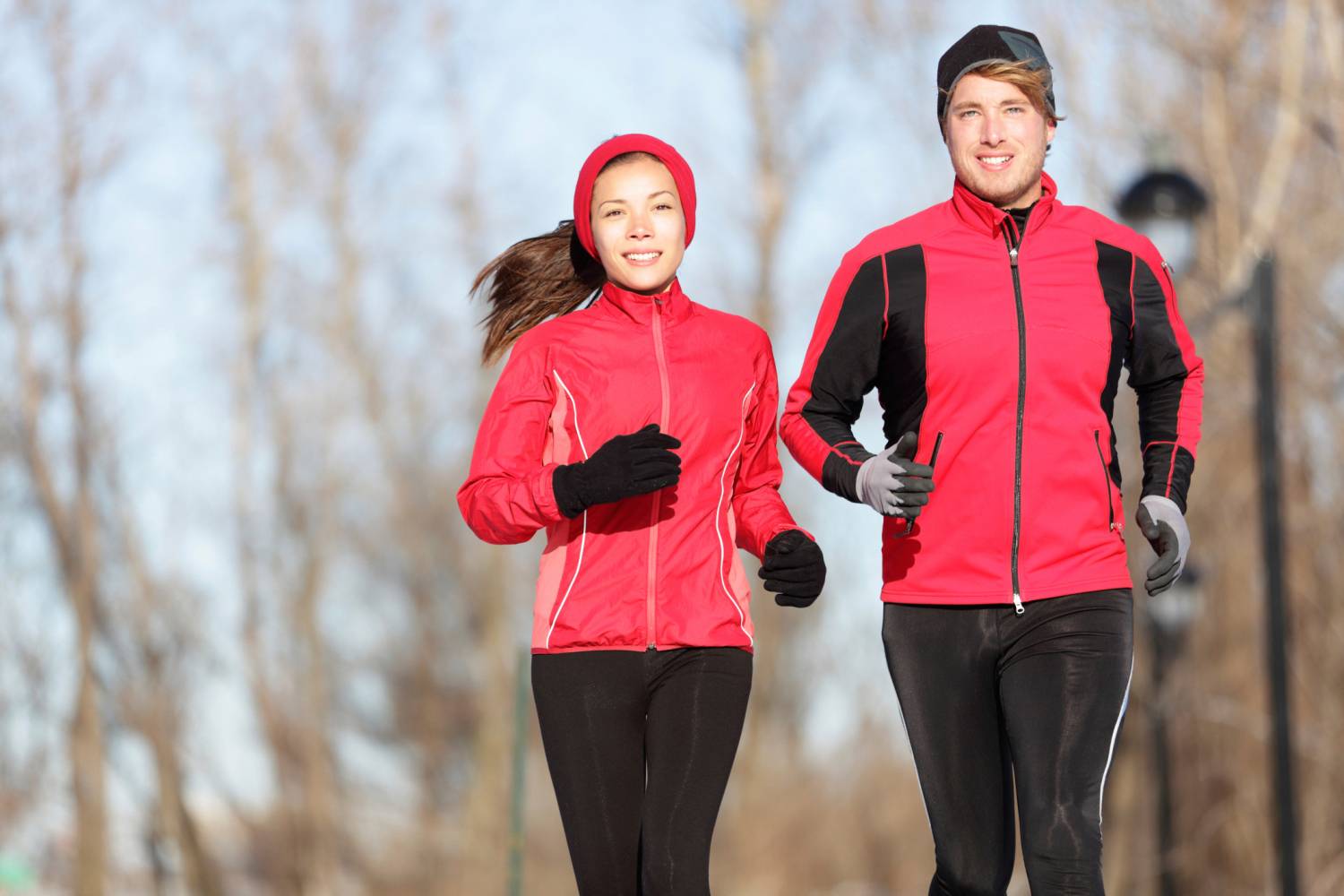 Одежда для бега мужская и женская: в чем бегать осенью, зимой, весной и летом