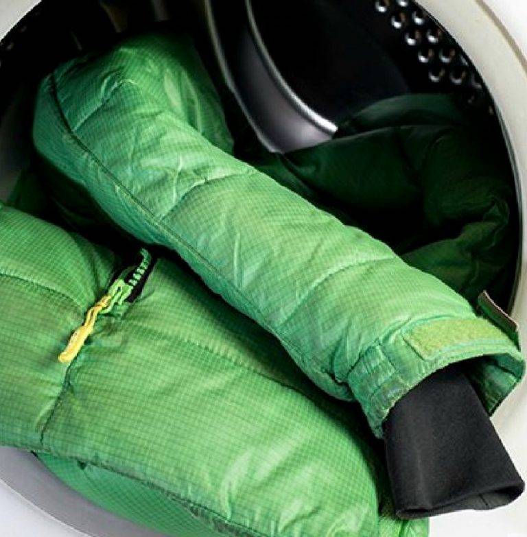 Как стирать куртку из холлофайбера в машине автомат и вручную, какие моющие выбирать, как расправить наполнитель в пуховике после сушки?