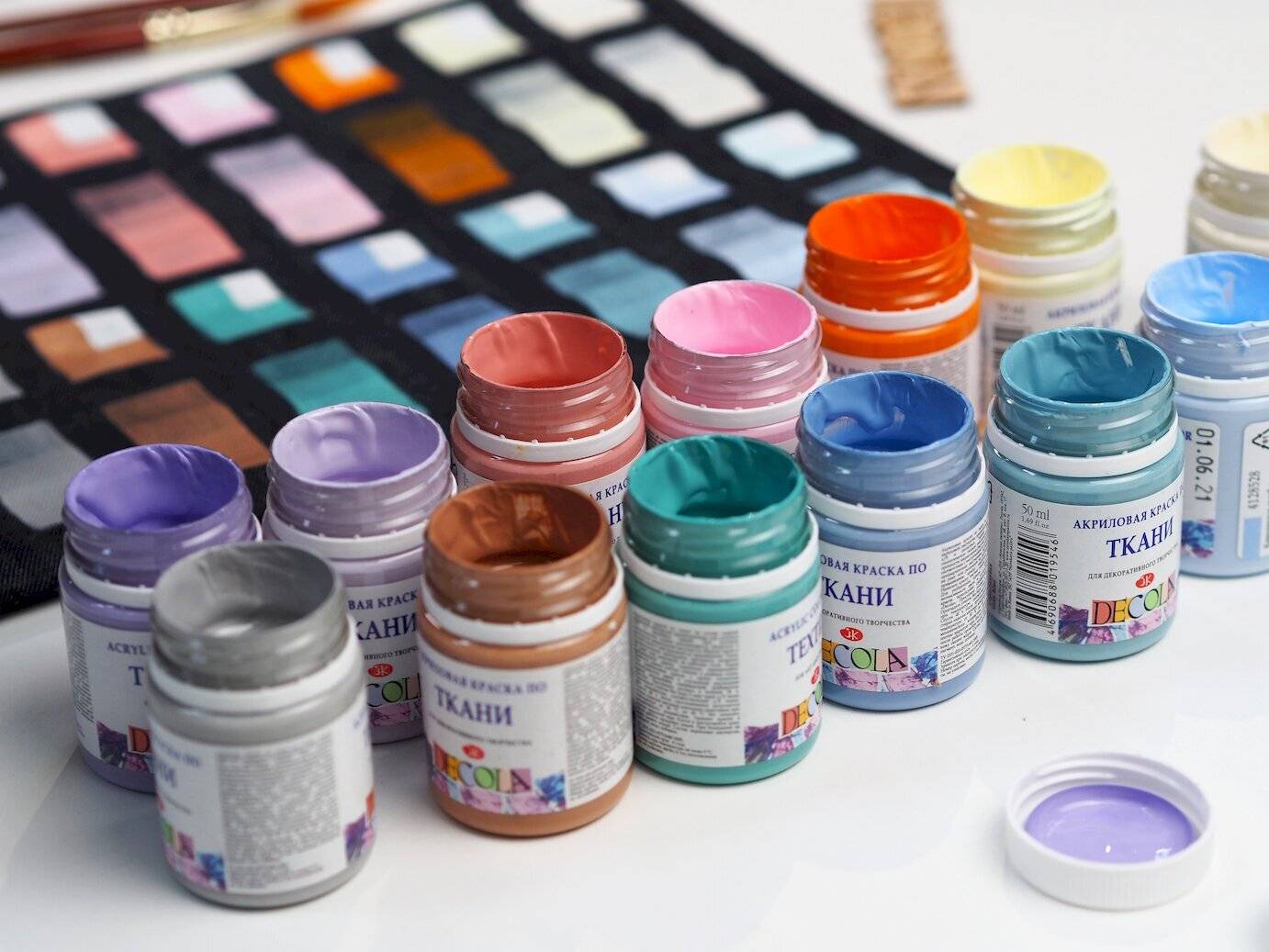 Акриловые краски для ткани: роспись одежды, как пользоваться