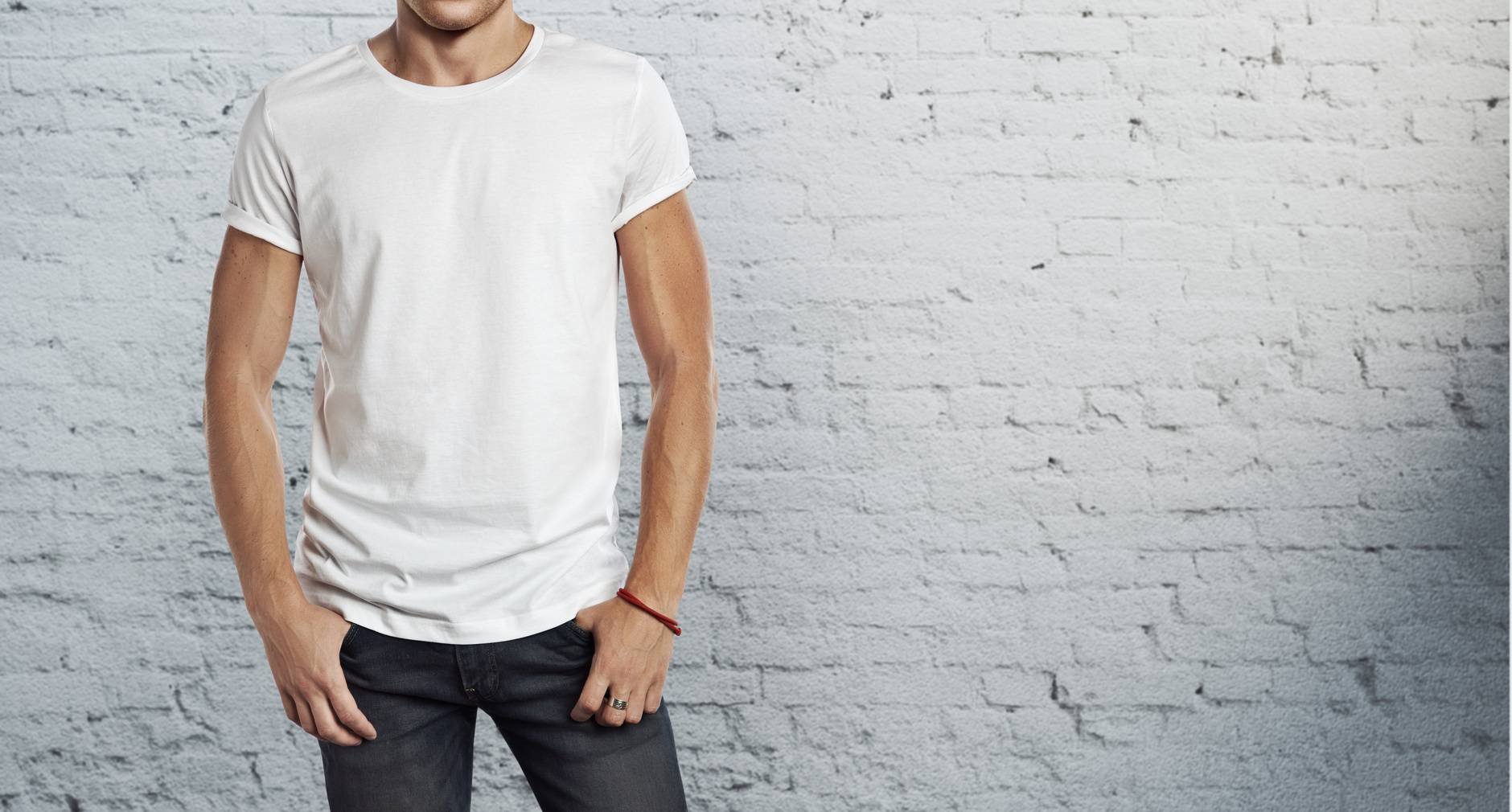 Как носить белую футболку мужчине: современные образы в 2022 году