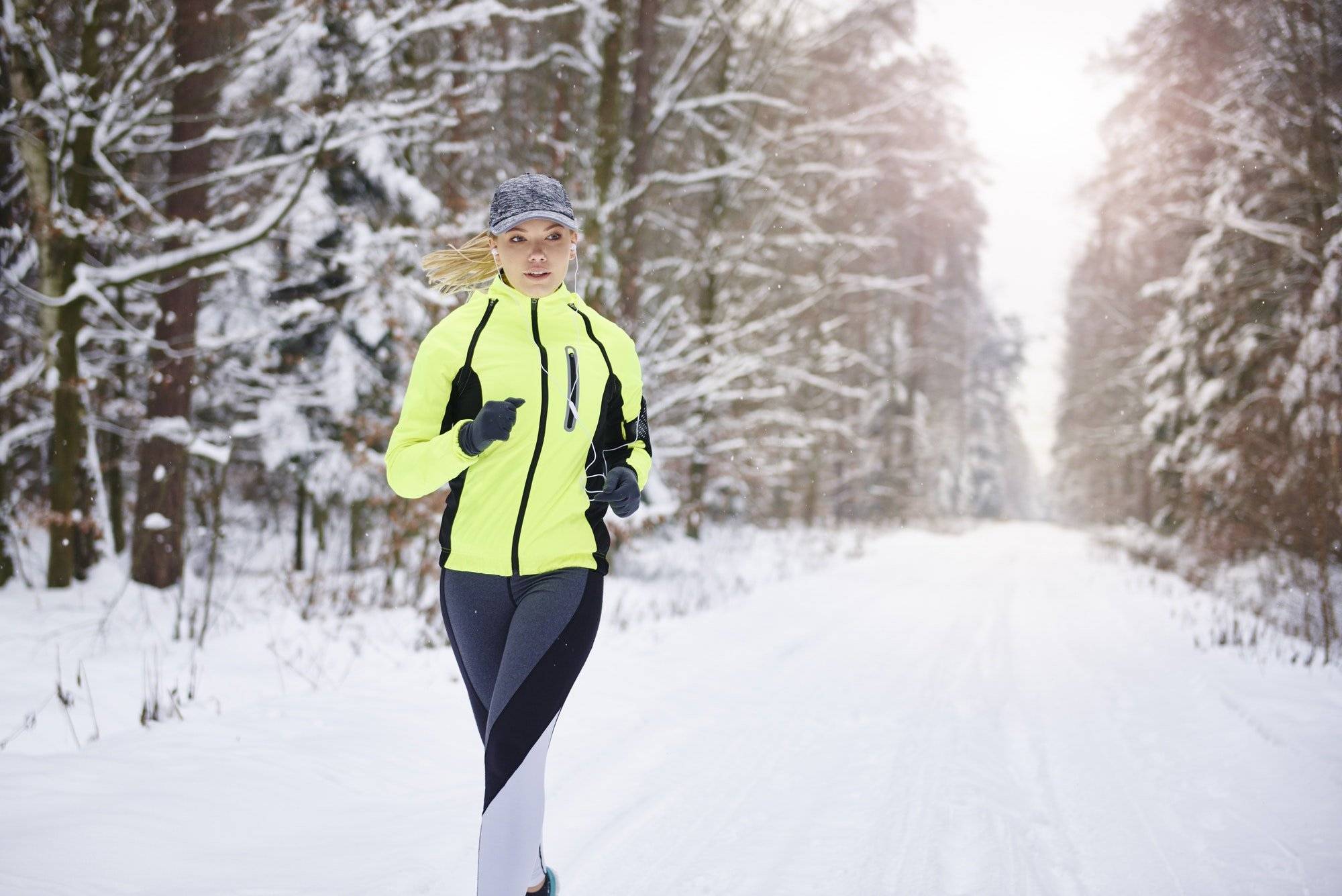 Зимняя одежда для бега: требования, правила выбора, примеры