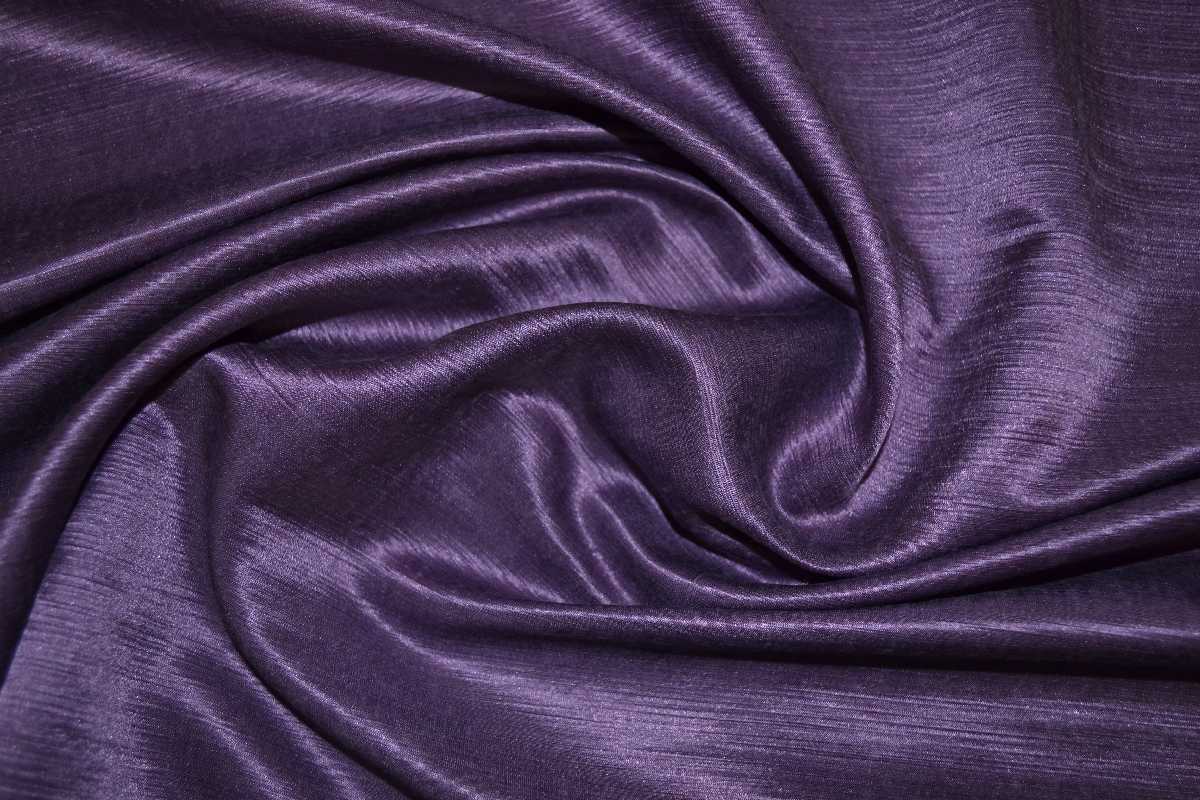 Чесуча — плотная шелковая ткань полотняного переплетения