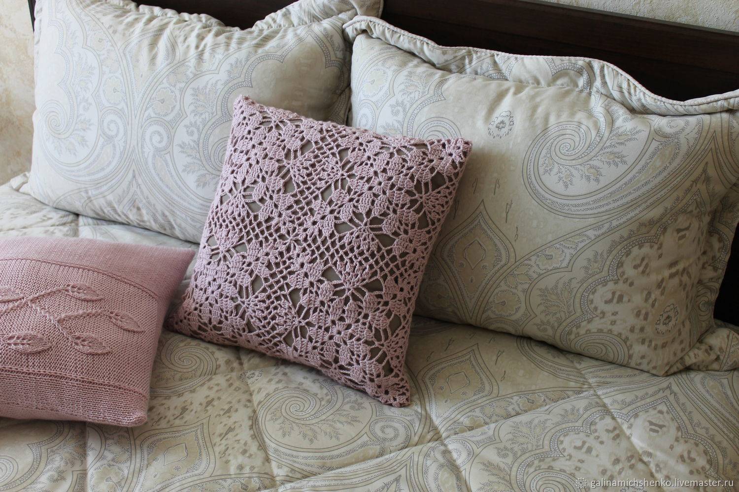 Декоративные подушки на диван (44 фото в интерьере)